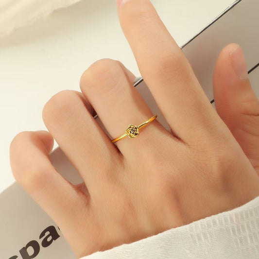 Cincin Wanita Motif Bunga Mawar Minimalis – Elegan, Mewah, Desain Kekinian & Berkelas