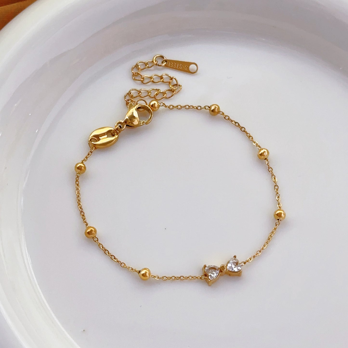 Gelang Wanita Titanium Steel Motif Pita Berlian Zircon – Desain Elegan, Tidak Luntur & Cocok untuk Semua Gaya