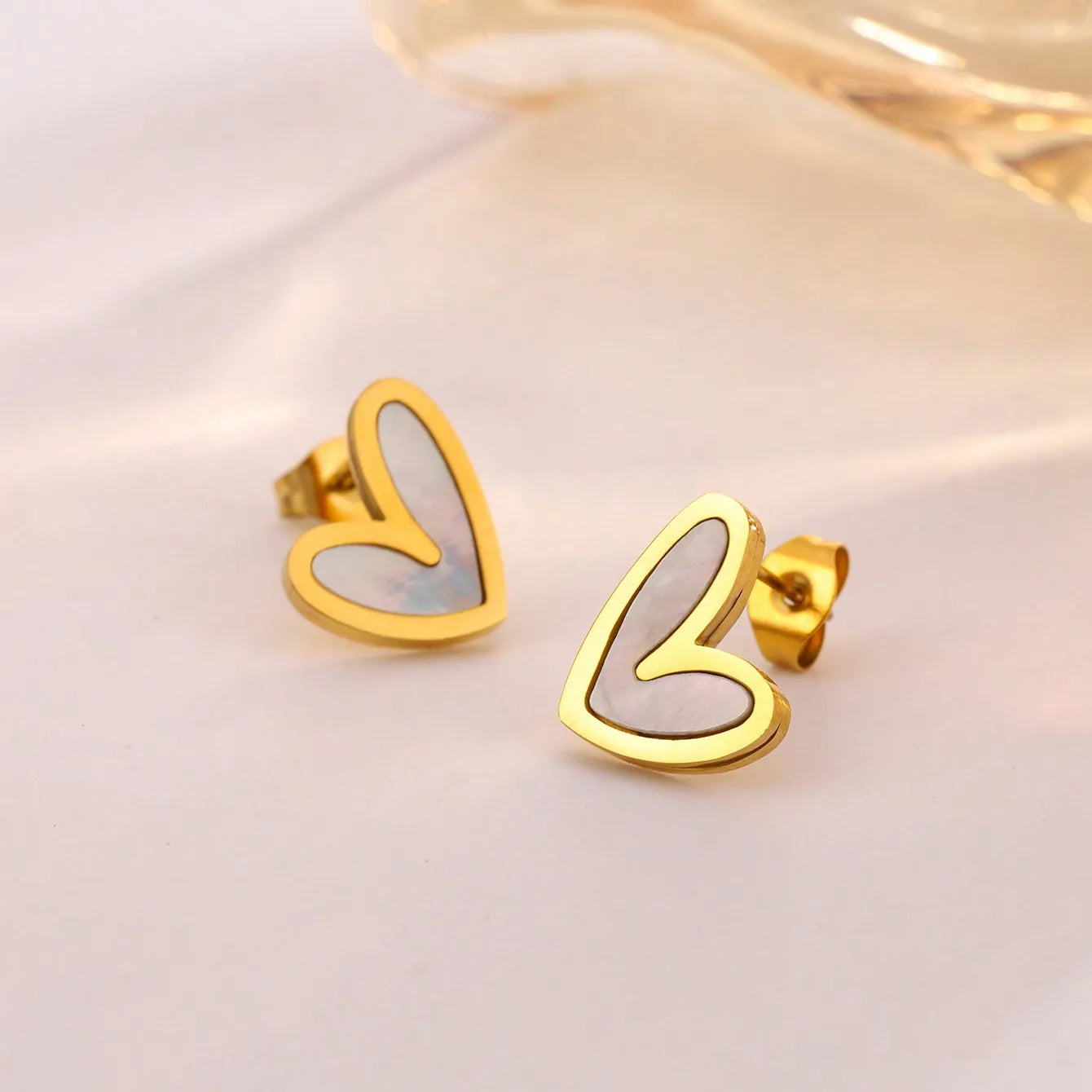 1 Pasang Anting Lucu Bentuk Hati – Cangkang & Emas 18K, Anti Karat perhiasandirect