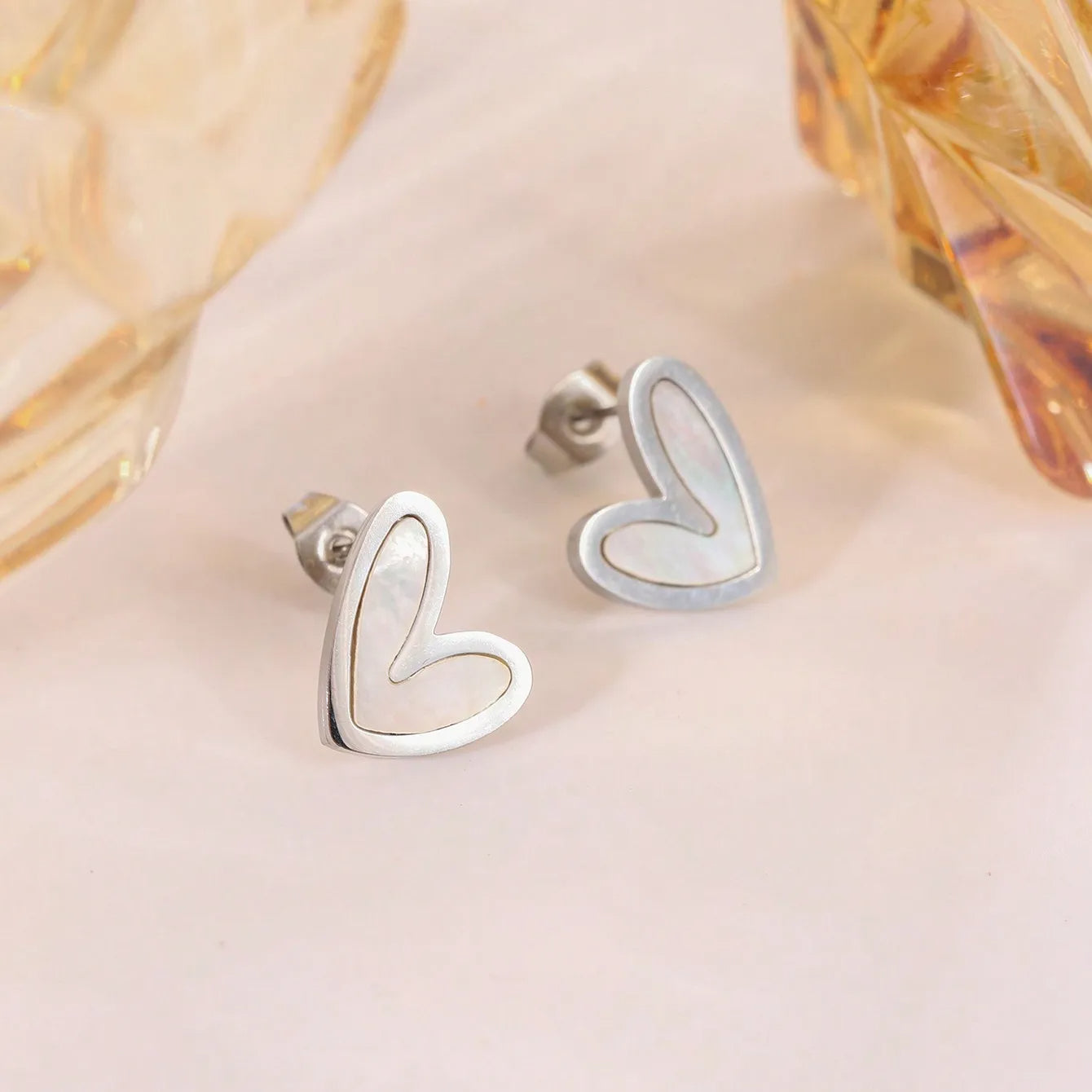 1 Pasang Anting Lucu Bentuk Hati – Cangkang & Emas 18K, Anti Karat perhiasandirect