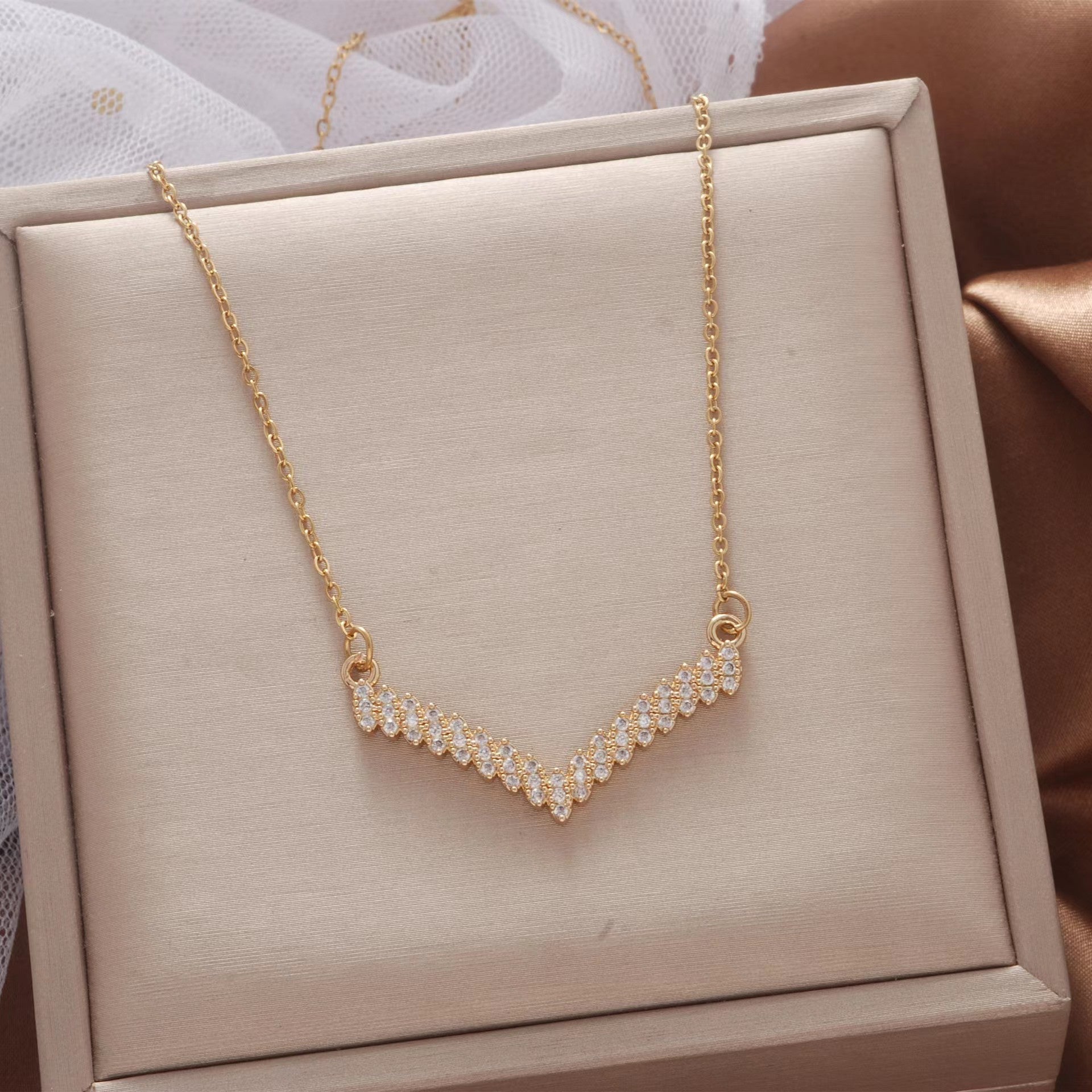 Kalung Wanita V Berlian - Stainless Steel Lapis Emas, Tidak Kusam, Elegan & Cocok untuk Hadiah! - 我的商店