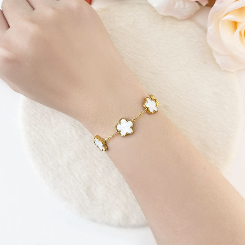 Gelang Semanggi 5 Daun Populer – Baja Titanium Berlapis Emas 18K, Motif Bunga & Mutiara Kerang Dua Sis perhiasandirect
