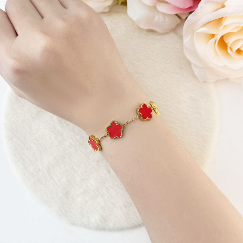Gelang Semanggi 5 Daun Populer – Baja Titanium Berlapis Emas 18K, Motif Bunga & Mutiara Kerang Dua Sis perhiasandirect