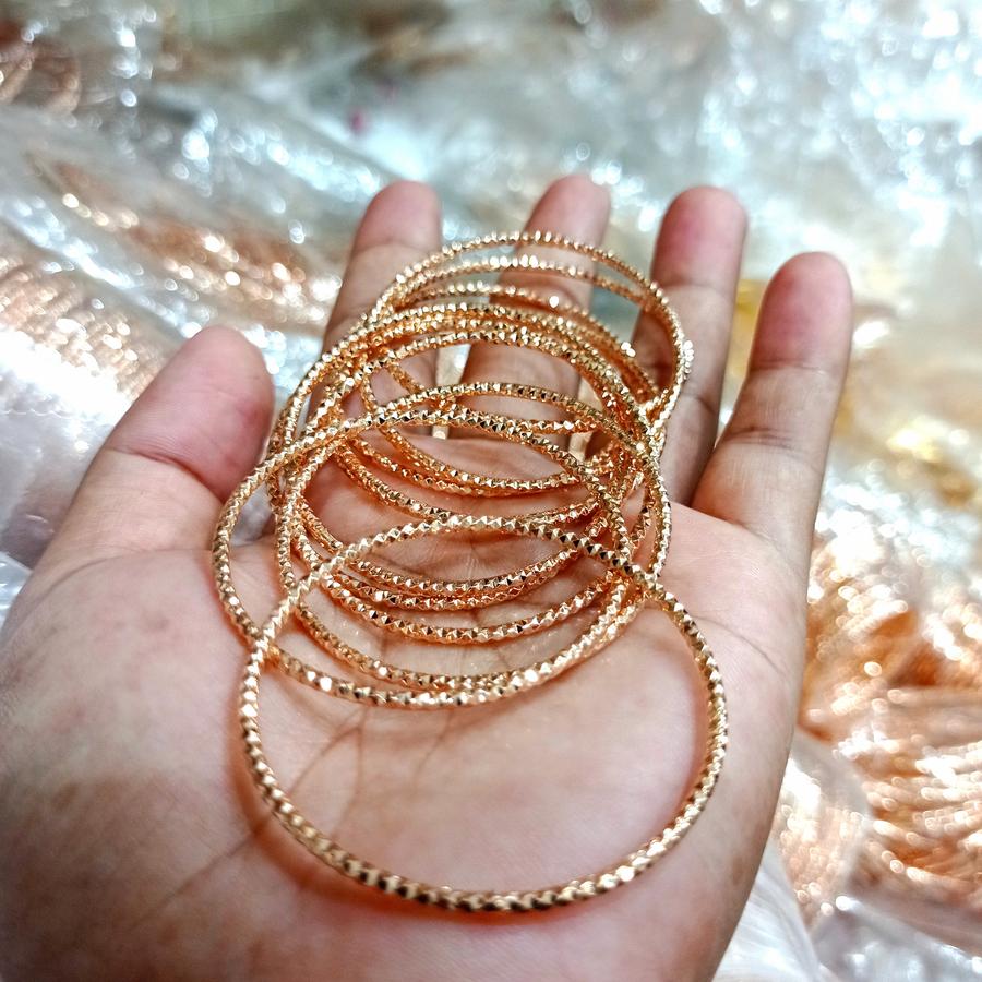 Gelang pacar emas pecah kelas atas yang ringan dan mewah dengan retensi warna baja titanium dalam gaya manis dan keren. perhiasandirect