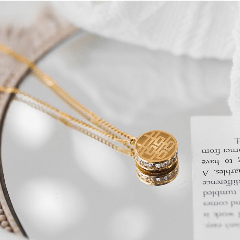 Kalung Lucky 'Fu' Stainless Steel untuk Wanita - Pendant Mewah Dua Sisi dengan Rantai Emas | Aksesoris Perhiasan Elegan - 我的商店