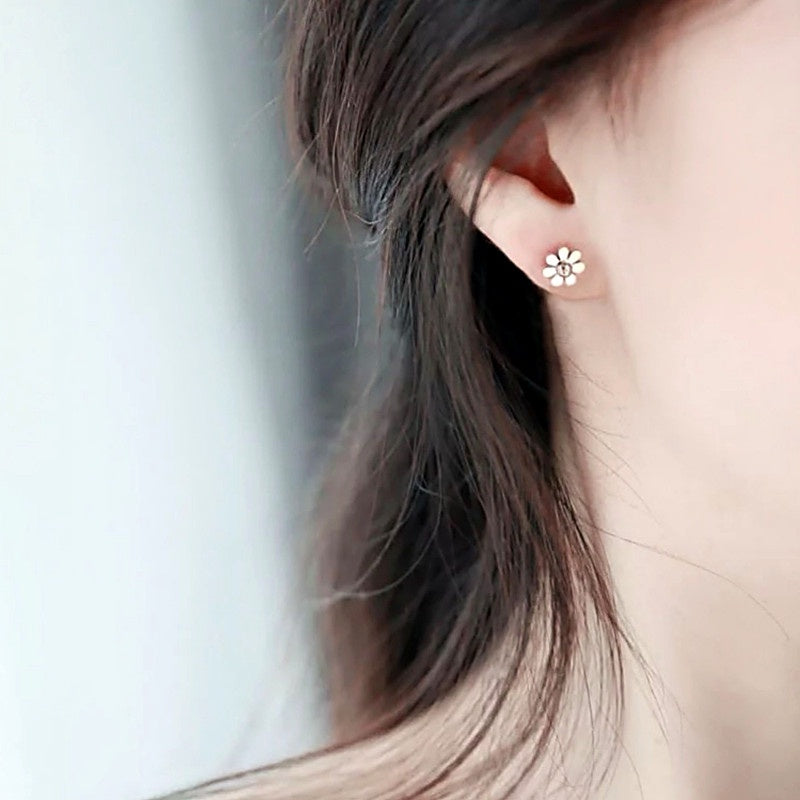 Anting Stud Daisy untuk Wanita - Emas Stainless Steel Hypoallergenic | Aksesoris Perhiasan Elegan - 我的商店