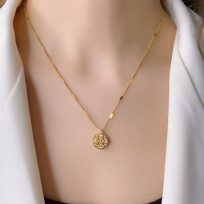 Kalung Lucky 'Fu' Stainless Steel untuk Wanita - Pendant Mewah Dua Sisi dengan Rantai Emas | Aksesoris Perhiasan Elegan - 我的商店