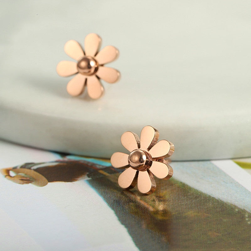 Anting Stud Daisy untuk Wanita - Emas Stainless Steel Hypoallergenic | Aksesoris Perhiasan Elegan - 我的商店