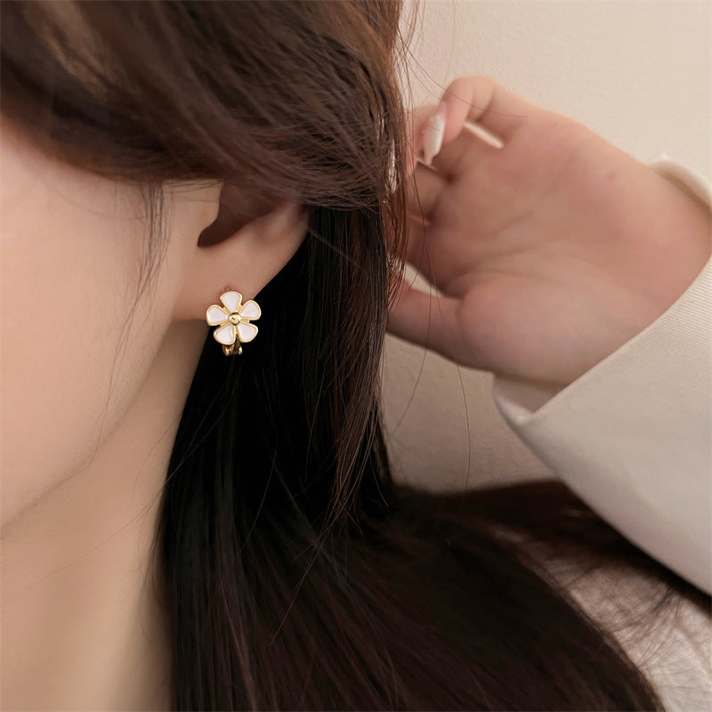Anting titanium motif bunga aster kecil retro Korea untuk wanita anting sederhana10