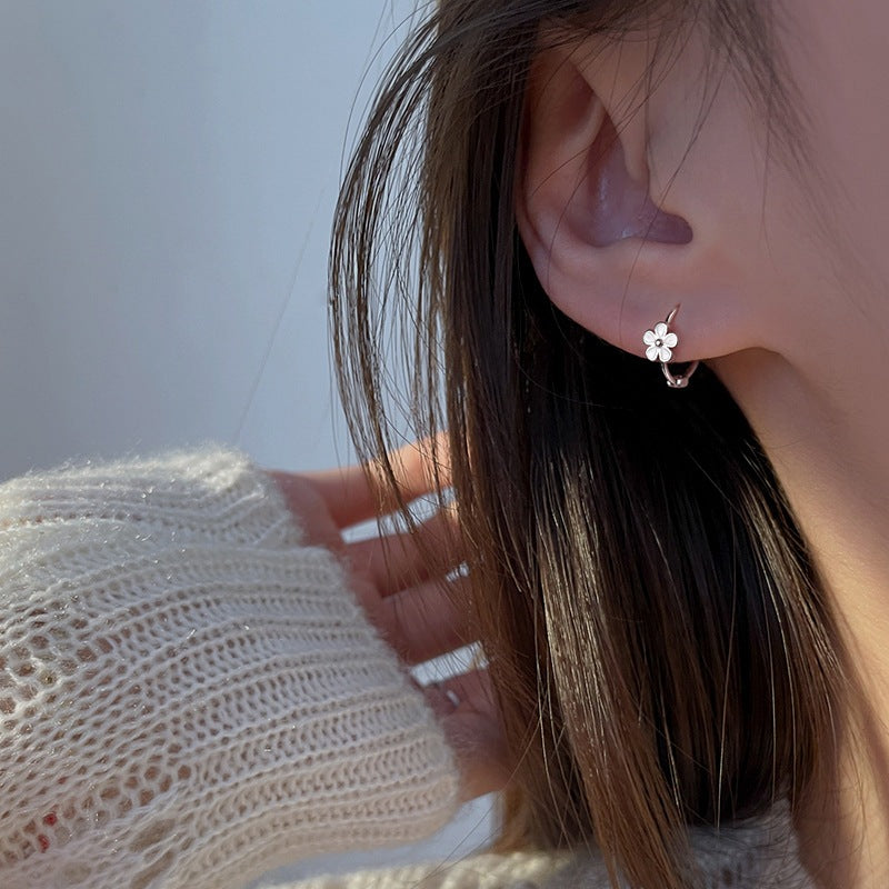 Anting titanium motif bunga aster kecil retro Korea untuk wanita anting sederhana3