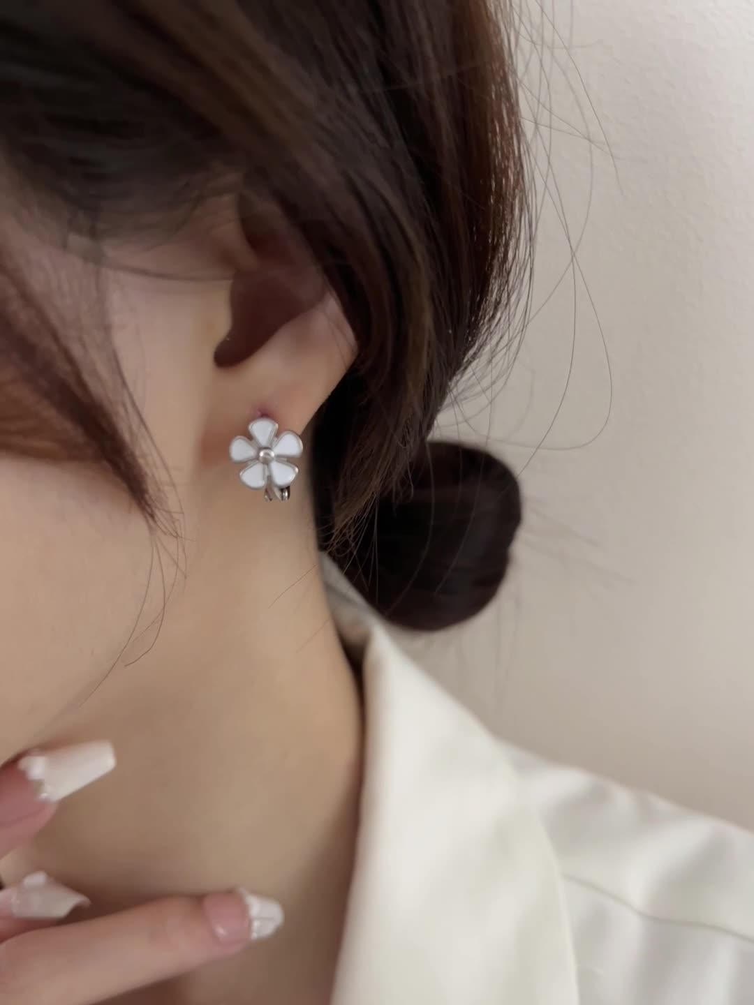 Anting titanium motif bunga aster kecil retro Korea untuk wanita anting sederhana7