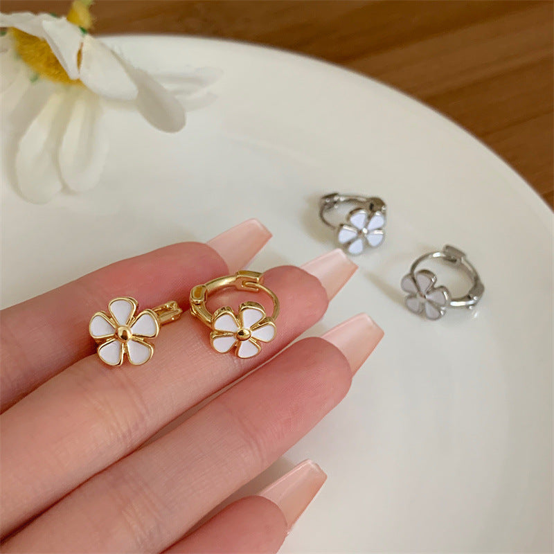 Anting titanium motif bunga aster kecil retro Korea untuk wanita anting sederhana