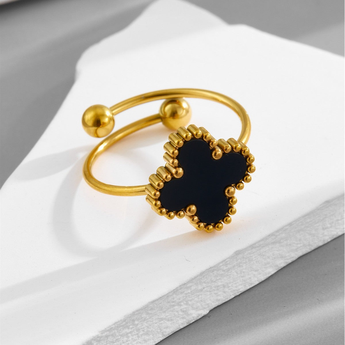 Cincin Titanium Four-leaf clover Hitam – Anti Karat, Anti Luntur & Bisa Disesuaikan perhiasandirect