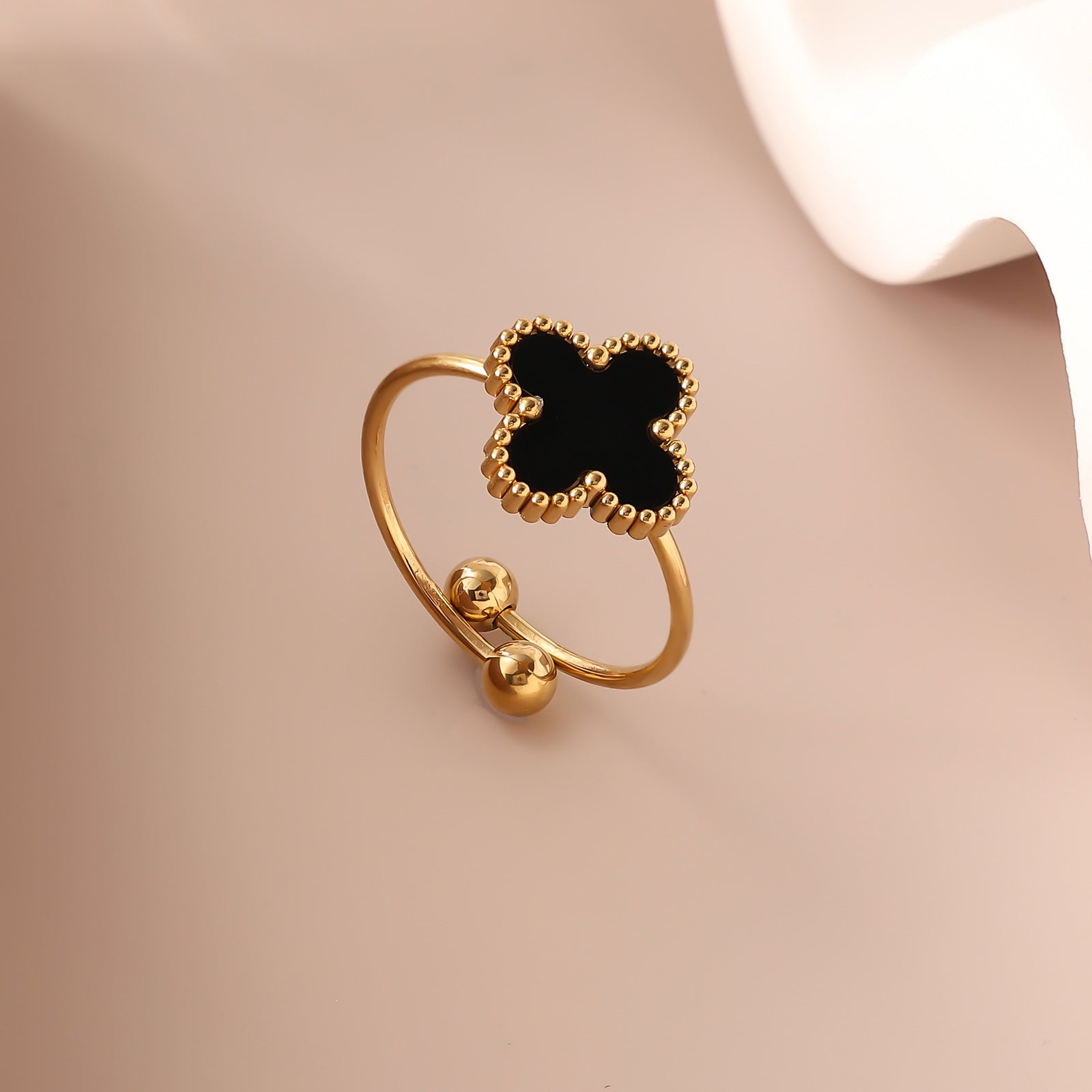 Cincin Titanium  Four-leaf clover Hitam  – Anti Karat, Anti Luntur & Bisa Disesuaikan perhiasandirect