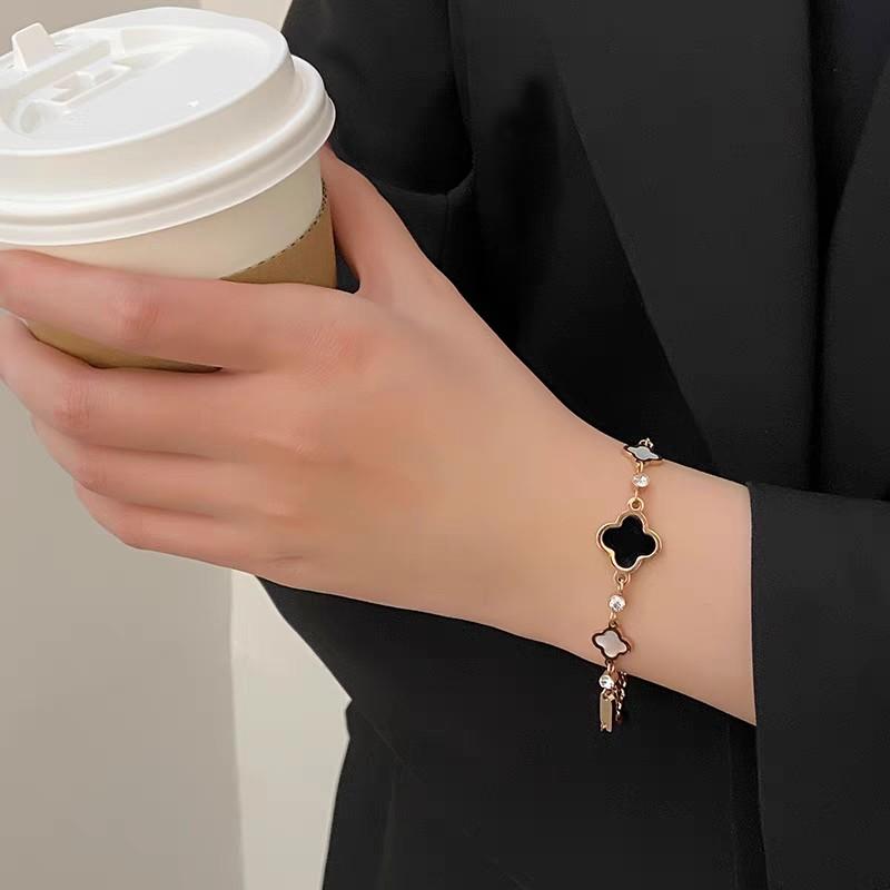 Gelang Titanium  Four-leaf Clover Wanita Kekinian  Anti Karat Tidak Luntur Fashion Wanita perhiasandirect