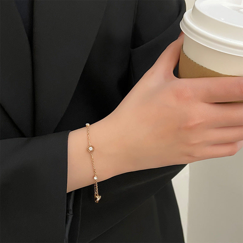 Gelang Titanium Sahabat Wanita – Desain Minimalis dengan Berlian Kecil perhiasandirect