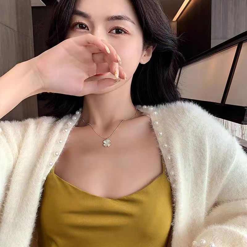 Kalung Four-Leaf Clover Opal – Titanium Anti Karat Elegan untuk Wanita Sehari-hari perhiasandirect