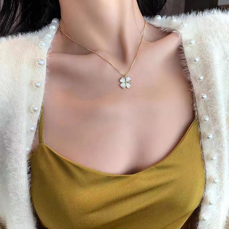 Kalung Four-Leaf Clover Opal – Titanium Anti Karat Elegan untuk Wanita Sehari-hari perhiasandirect