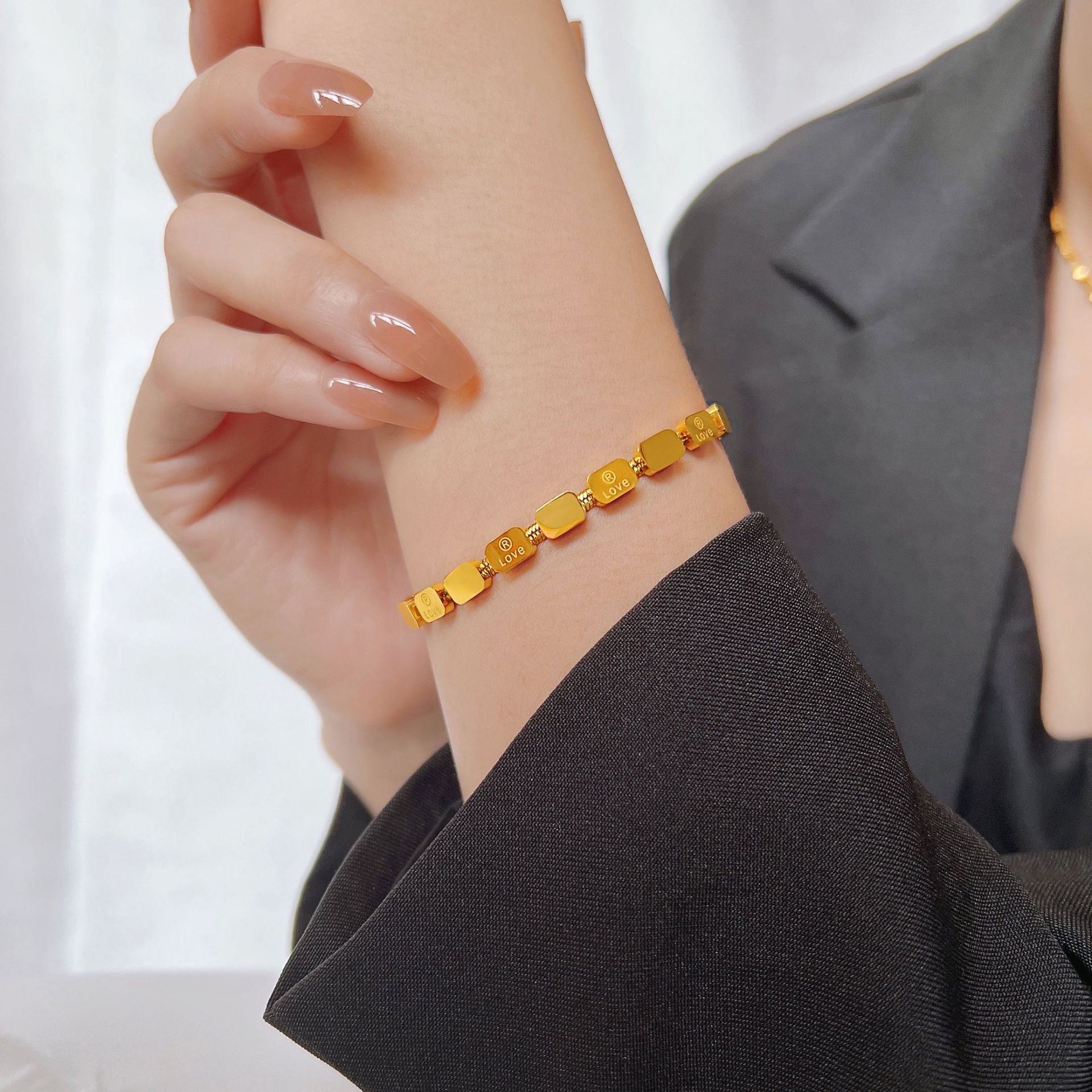 Kalung Titanium Emas Kotak Huruf Wanita - Perhiasan Anti Kusam Elegan, Hadiah Unik, Grosir Harga Terbaik - 我的商店