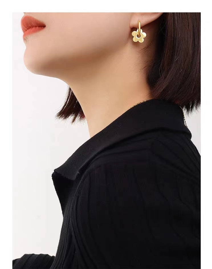Anting Bunga Titanium Steel Emas 14K dengan Cubic Zirconia - Cartilage & Huggie Piercing | Perhiasan Elegan - 我的商店