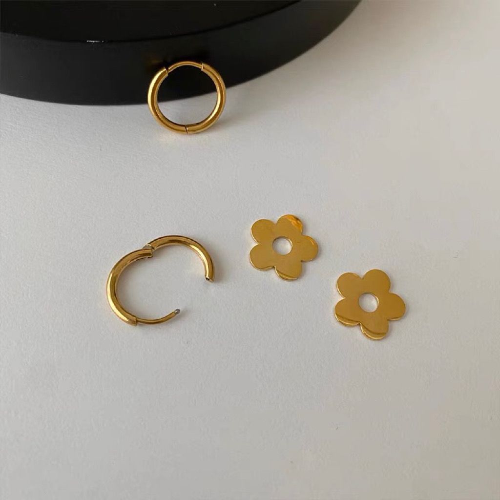 Anting Bunga Titanium Steel Emas 14K dengan Cubic Zirconia - Cartilage & Huggie Piercing | Perhiasan Elegan - 我的商店