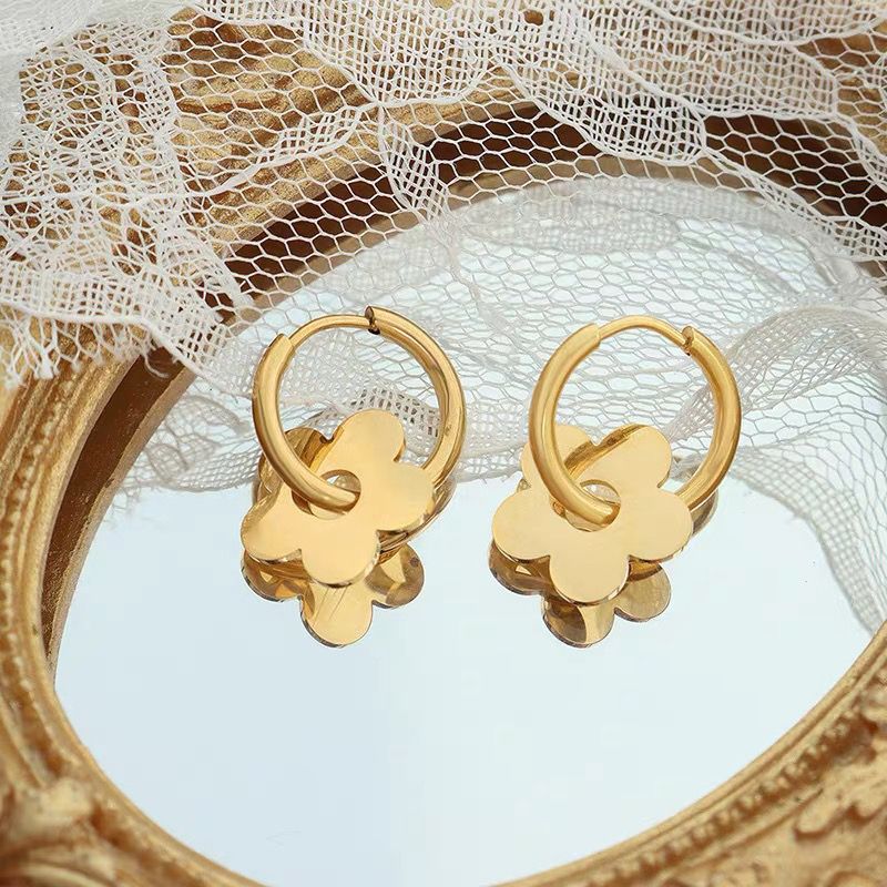 Anting Bunga Titanium Steel Emas 14K dengan Cubic Zirconia - Cartilage & Huggie Piercing | Perhiasan Elegan - 我的商店