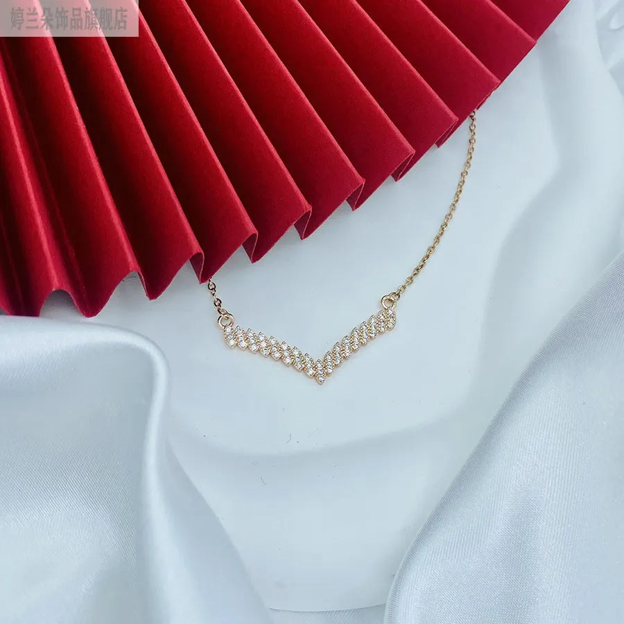 Kalung Wanita V Berlian - Stainless Steel Lapis Emas, Tidak Kusam, Elegan & Cocok untuk Hadiah! - 我的商店