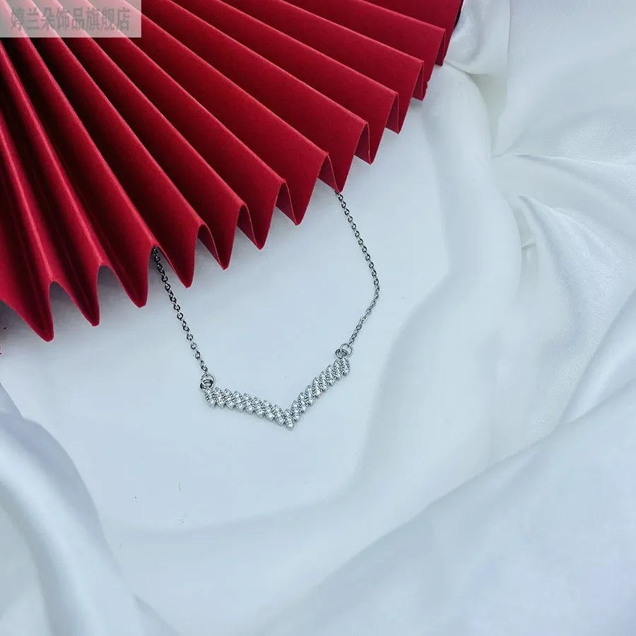 Kalung Wanita V Berlian - Stainless Steel Lapis Emas, Tidak Kusam, Elegan & Cocok untuk Hadiah! - 我的商店