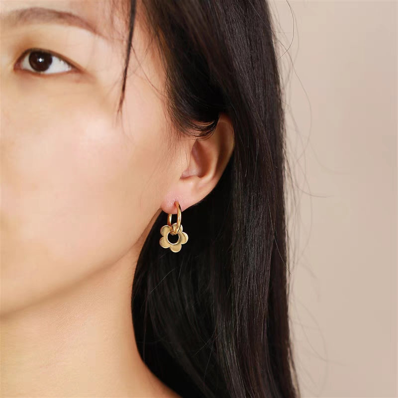 Anting Bunga Titanium Steel Emas 14K dengan Cubic Zirconia - Cartilage & Huggie Piercing | Perhiasan Elegan - 我的商店