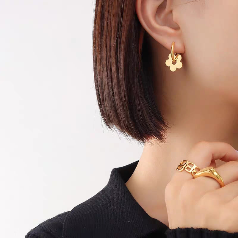 Anting Bunga Titanium Steel Emas 14K dengan Cubic Zirconia - Cartilage & Huggie Piercing | Perhiasan Elegan - 我的商店