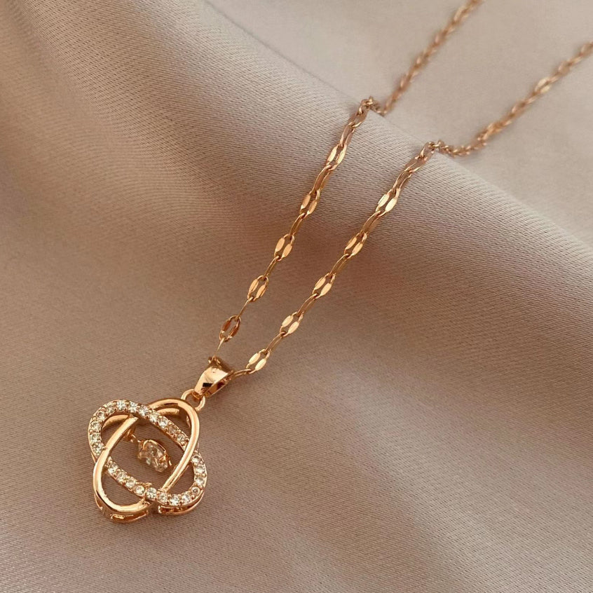 Kalung Berlian Clover Emas untuk Wanita - Pendant Stainless Steel Vintage Anti Pudar | Kwintas Perhiasan Elegan - 我的商店