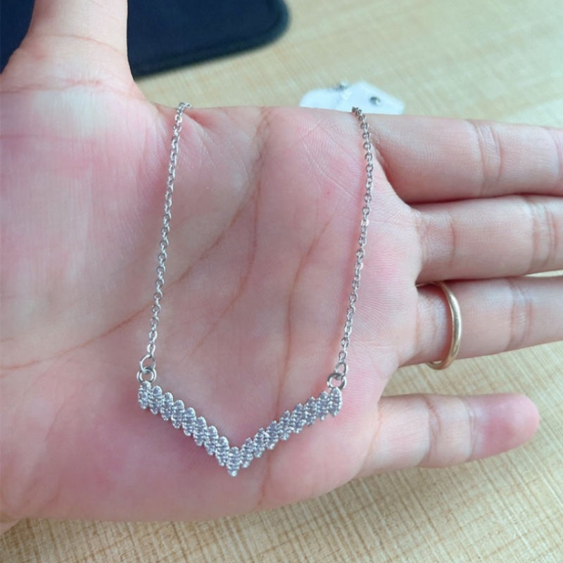 Kalung Wanita V Berlian - Stainless Steel Lapis Emas, Tidak Kusam, Elegan & Cocok untuk Hadiah! - 我的商店
