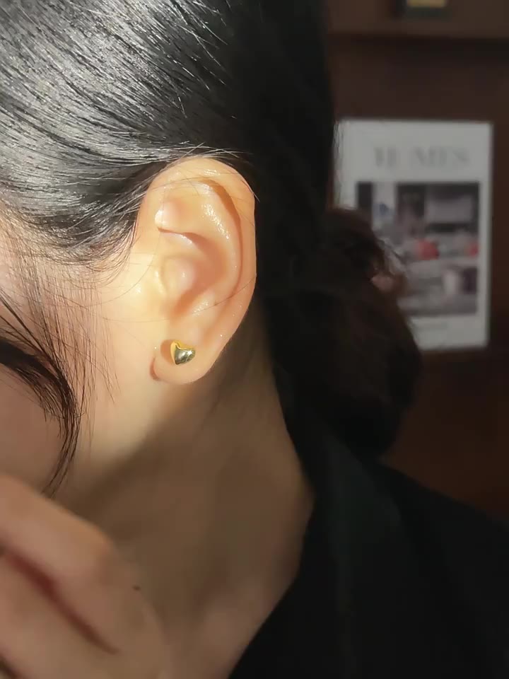 【STOK TERSEDIA】Anting Titanium Cinta Kecil untuk Wanita / Anting Cinta Korea Terbaru untuk Wanita - 我的商店