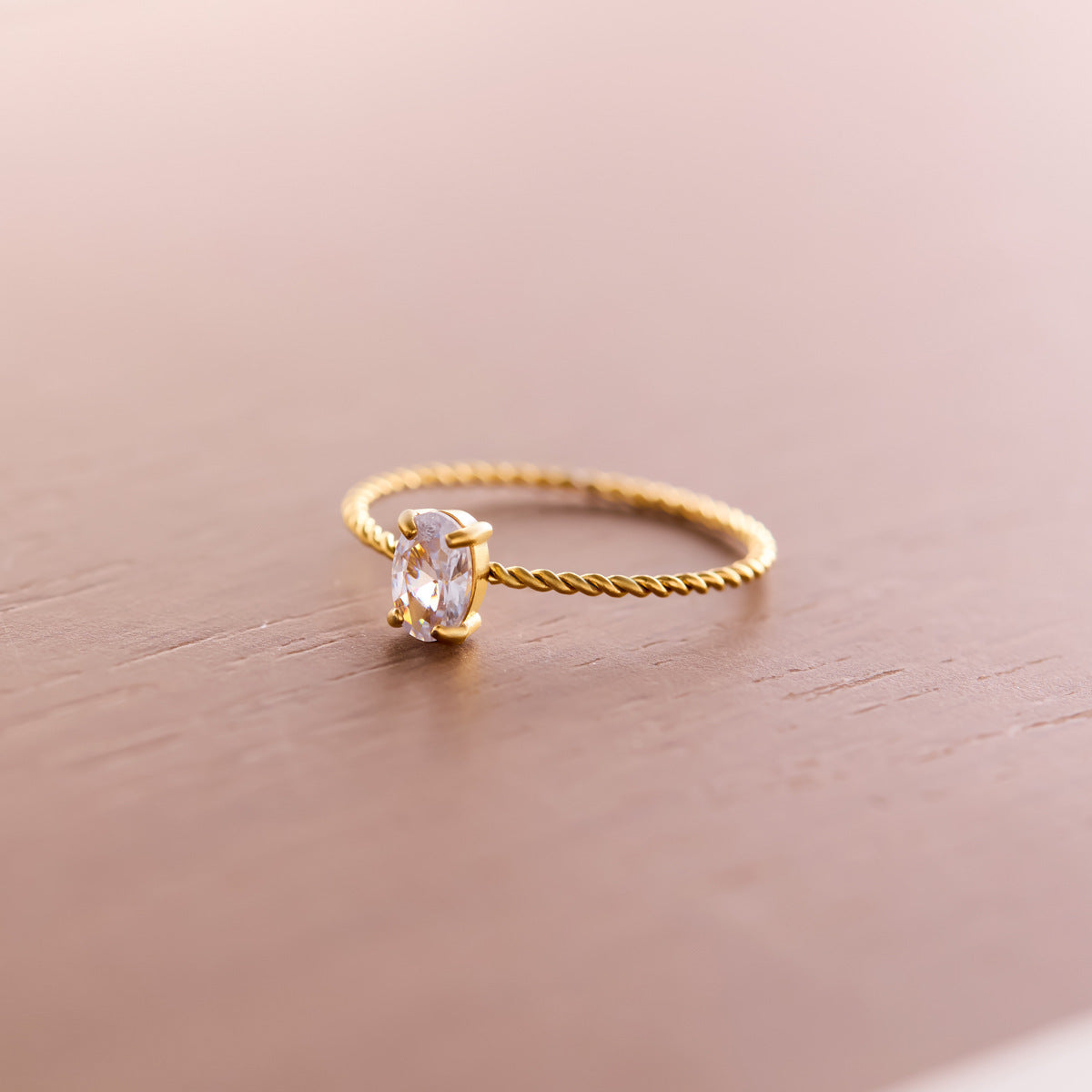 Cincin Wanita Zircon Oval Baja Titanium 18K Emas perhiasandirect