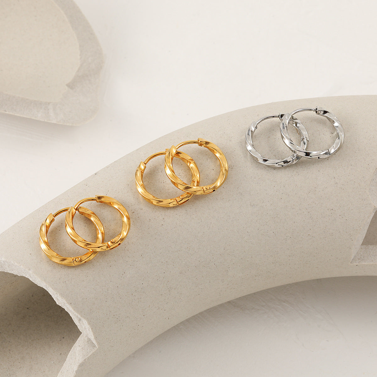 Anting Cuff Wanita Desain Korea – Model Twist Mobius, Stylish & Bahan Titanium Steel perhiasandirect