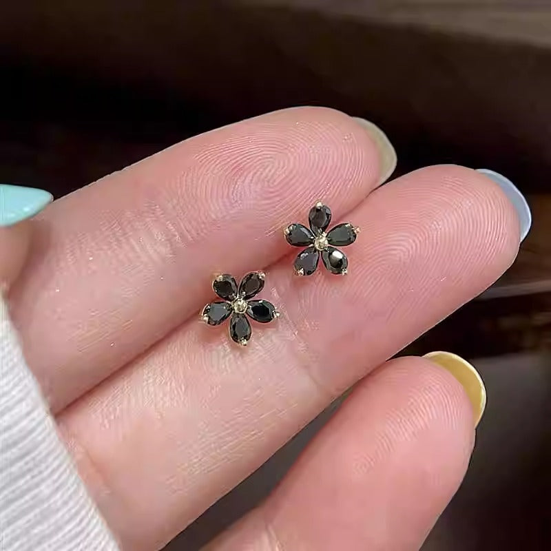 Anting Stud Bunga Hitam Wanita – Desain Unik Elegan, Model 2025 Mini & Mewah perhiasandirect