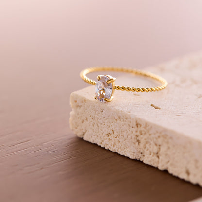 Cincin Wanita Zircon Oval Baja Titanium 18K Emas perhiasandirect