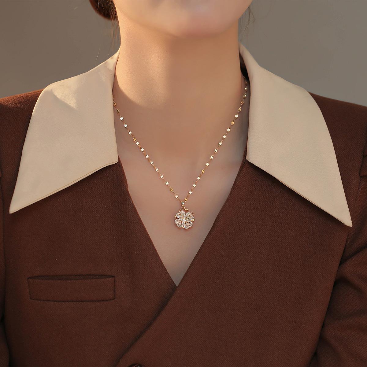 Kalung Wanita Four-leaf Clover Berputar – Liontin Tembaga Elegan dengan Batu Zircon, Bahan Titanium Steel perhiasandirect