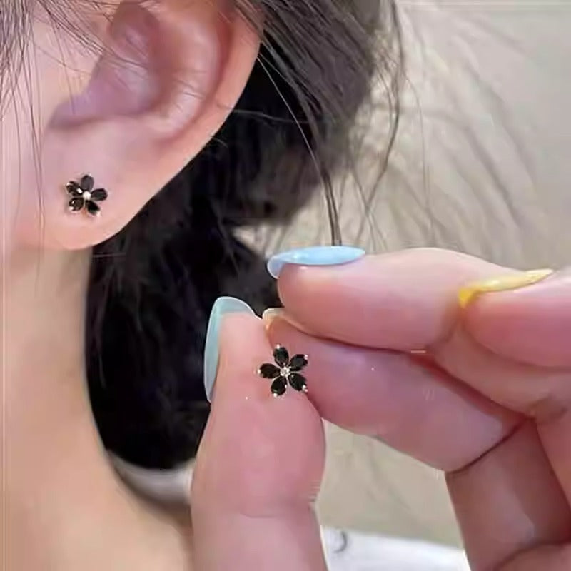 Anting Stud Bunga Hitam Wanita – Desain Unik Elegan, Model 2025 Mini & Mewah perhiasandirect