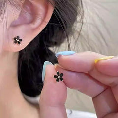 Anting Stud Bunga Hitam Wanita – Desain Unik Elegan, Model 2025 Mini & Mewah