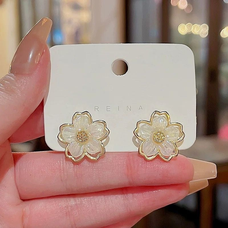 Anting Stud Bunga Camellia – Desain Kerang Elegan, Gaya Manis & Feminim untuk Wanita perhiasandirect