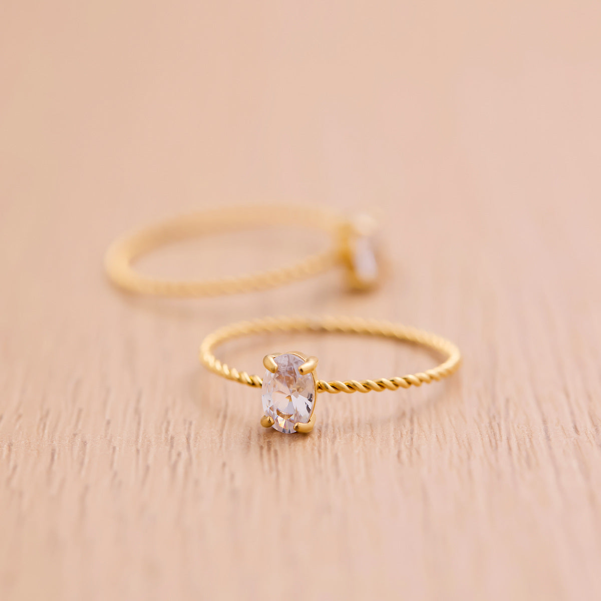 Cincin Wanita Zircon Oval Baja Titanium 18K Emas perhiasandirect