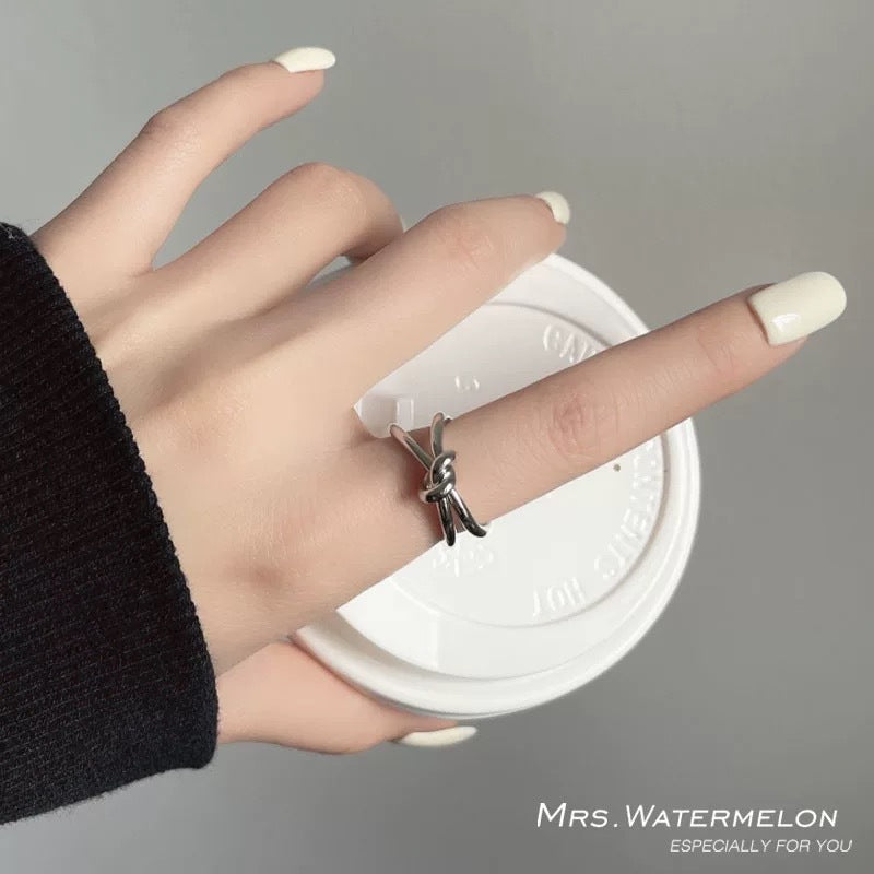Cincin Wanita Titanium Baja Double Knot – Desain Elegan Adjustable, Gaya Trendi & Mewah perhiasandirect