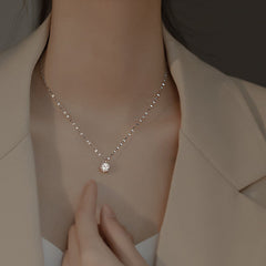Kalung Klavikula Wanita – Titanium Zirkonium Kilap, Berlian Enam Cakar Elegan & Ringan