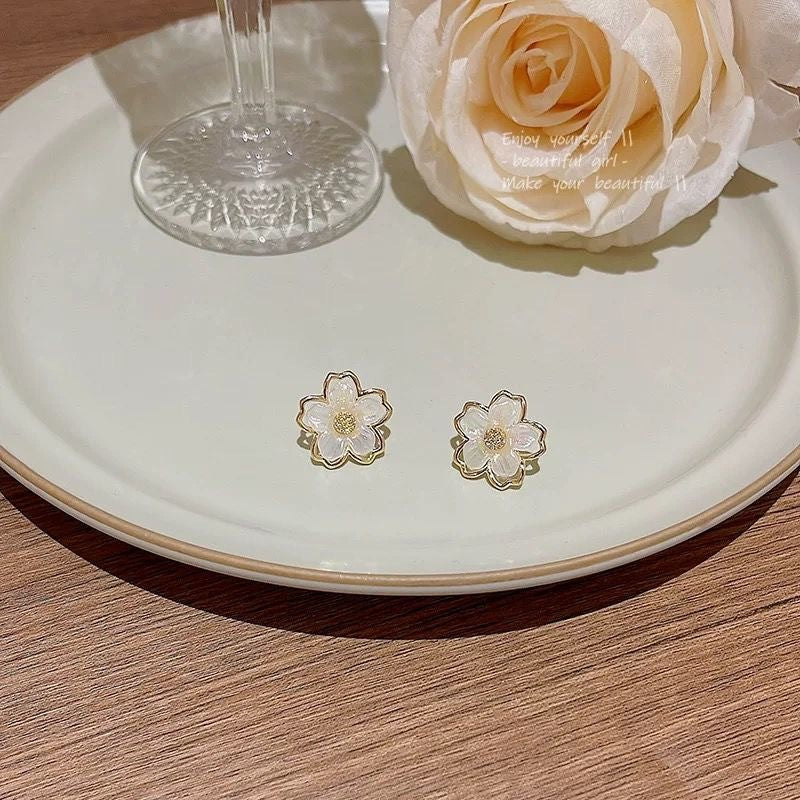 Anting Stud Bunga Camellia – Desain Kerang Elegan, Gaya Manis & Feminim untuk Wanita perhiasandirect