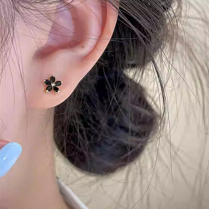 Anting Stud Bunga Hitam Wanita – Desain Unik Elegan, Model 2025 Mini & Mewah perhiasandirect