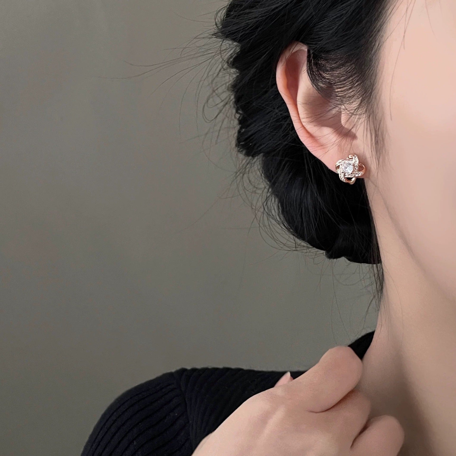 Anting Wanita Stud Spiral Desain Unik Elegan 2025 perhiasandirect
