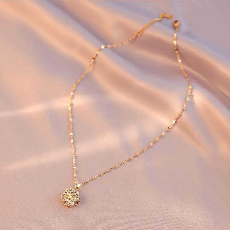 Kalung Wanita Four-leaf Clover Berputar – Liontin Tembaga Elegan dengan Batu Zircon, Bahan Titanium Steel perhiasandirect