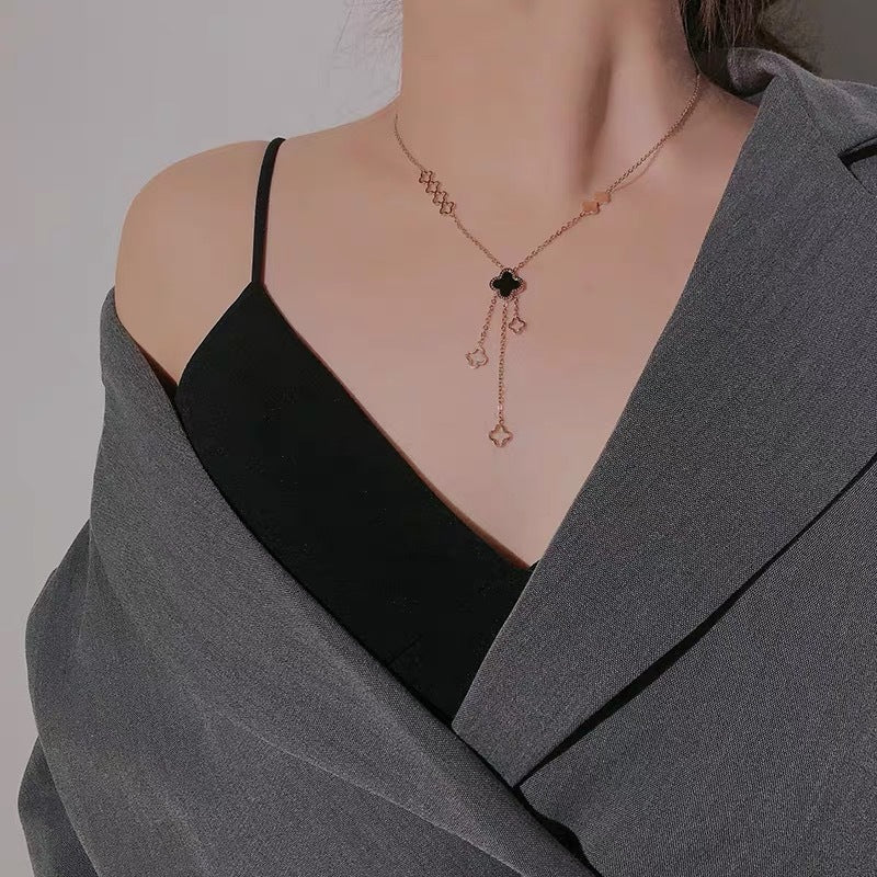 Kalung Wanita Titanium Baja Four-Leaf Clover – Liontin Berongga dengan Rumbai Elegan, Gaya Kekinian perhiasandirect