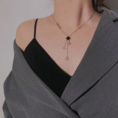 Kalung Wanita Titanium Baja Four-Leaf Clover – Liontin Berongga dengan Rumbai Elegan, Gaya Kekinian